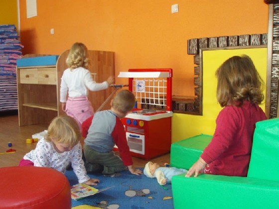 Teta u vrtiću sa djecom