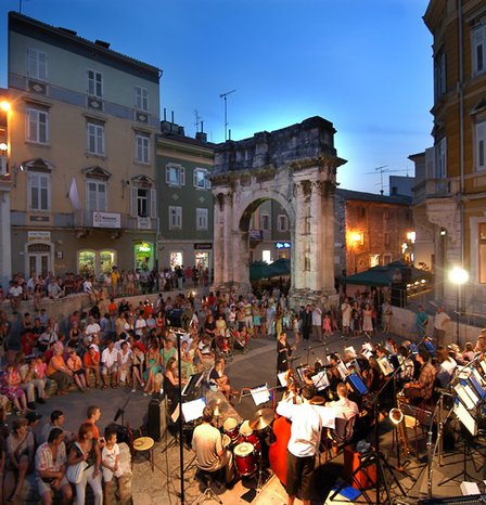 9zlatna_-noc2_03.jpg