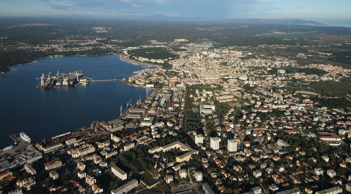 Grad Pula snimka iz zraka 2010. godine