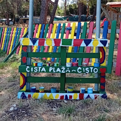Polica s pepeljarama na Fratarskom
