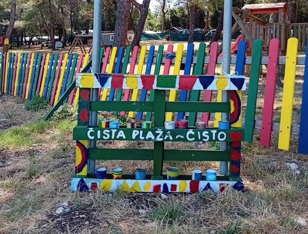 Polica s pepeljarama na Fratarskom