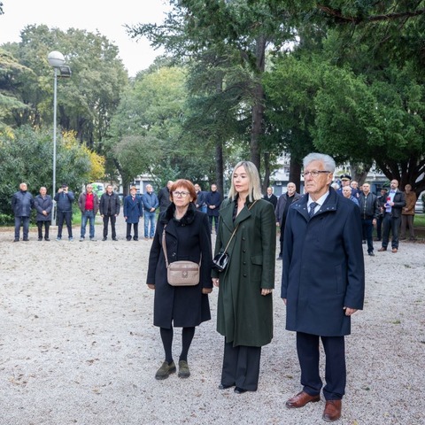 Polaganje vijenaca