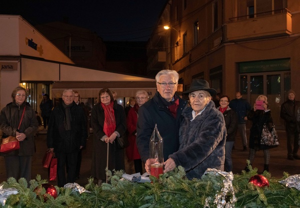 Upaljena treća adventska svijeća