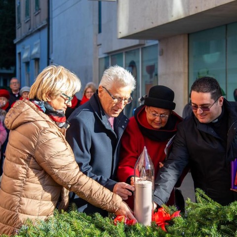 Paljenje prve adventske svijeće