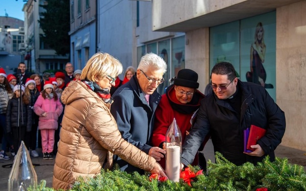 Paljenje prve adventske svijeće