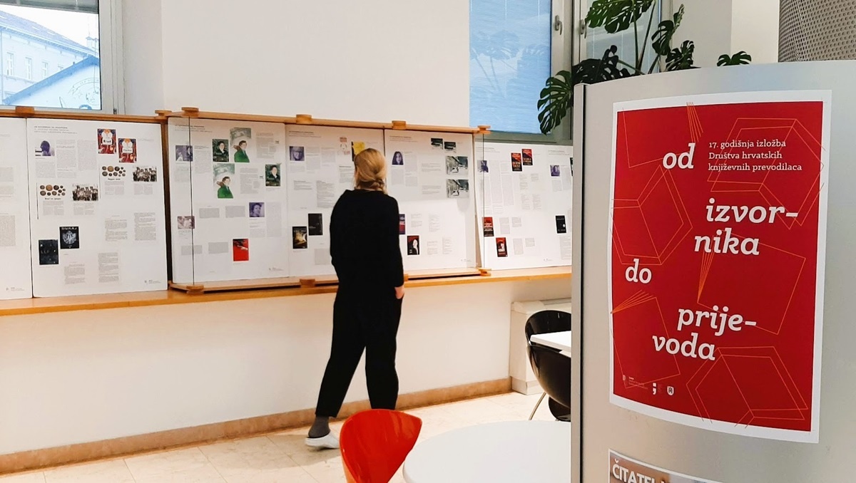 Izložba je postavljena u izložbenom prostoru Gradske knjižnice i čitaonice Pula
