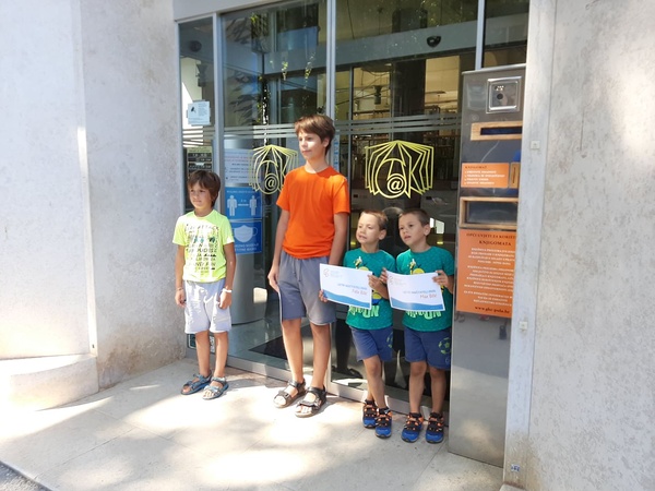 Najčitatelji uslikani ispred ulaza od Gradske knjižnice