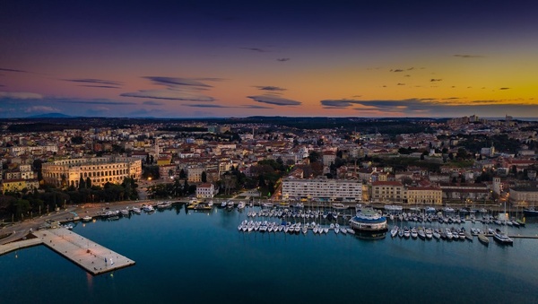 Autor: Danijel Bartolić - Pula, riva