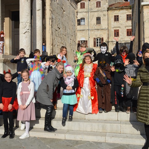 Zamjenica gradonačelnika Elena Puh Belci s maškarama