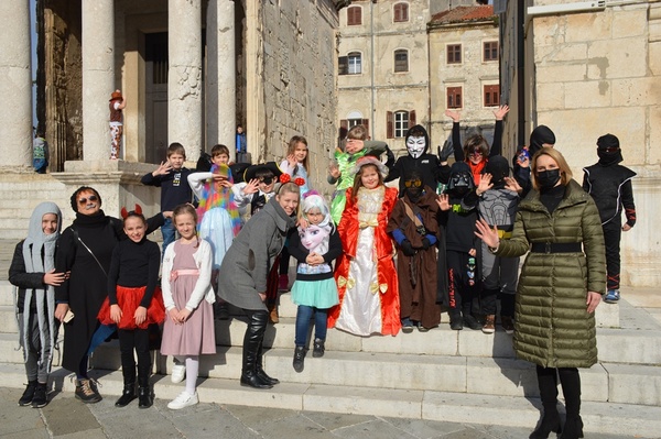 Zamjenica gradonačelnika Elena Puh Belci s maškarama
