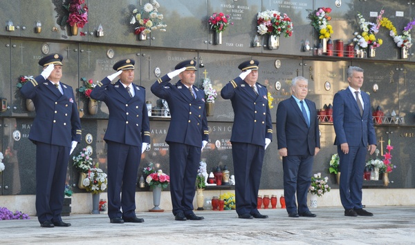 Dan policije odavanje počasti