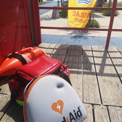 Defibrilatori na plažama sa spasiocima