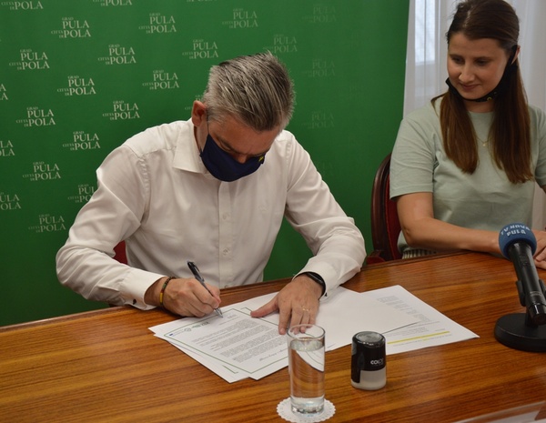 Gradonačelnik Boris Miletić potpisuje Deklaraciju