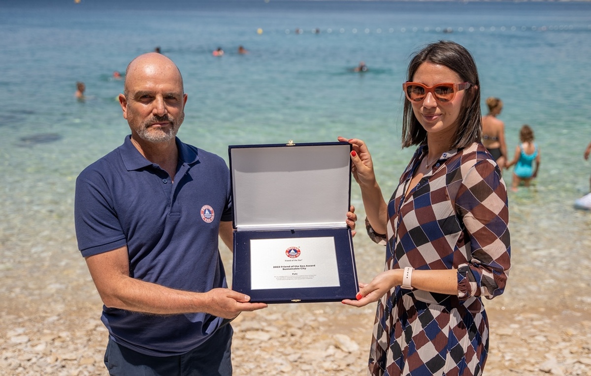 Uručenje plakete pročelnici Ademi