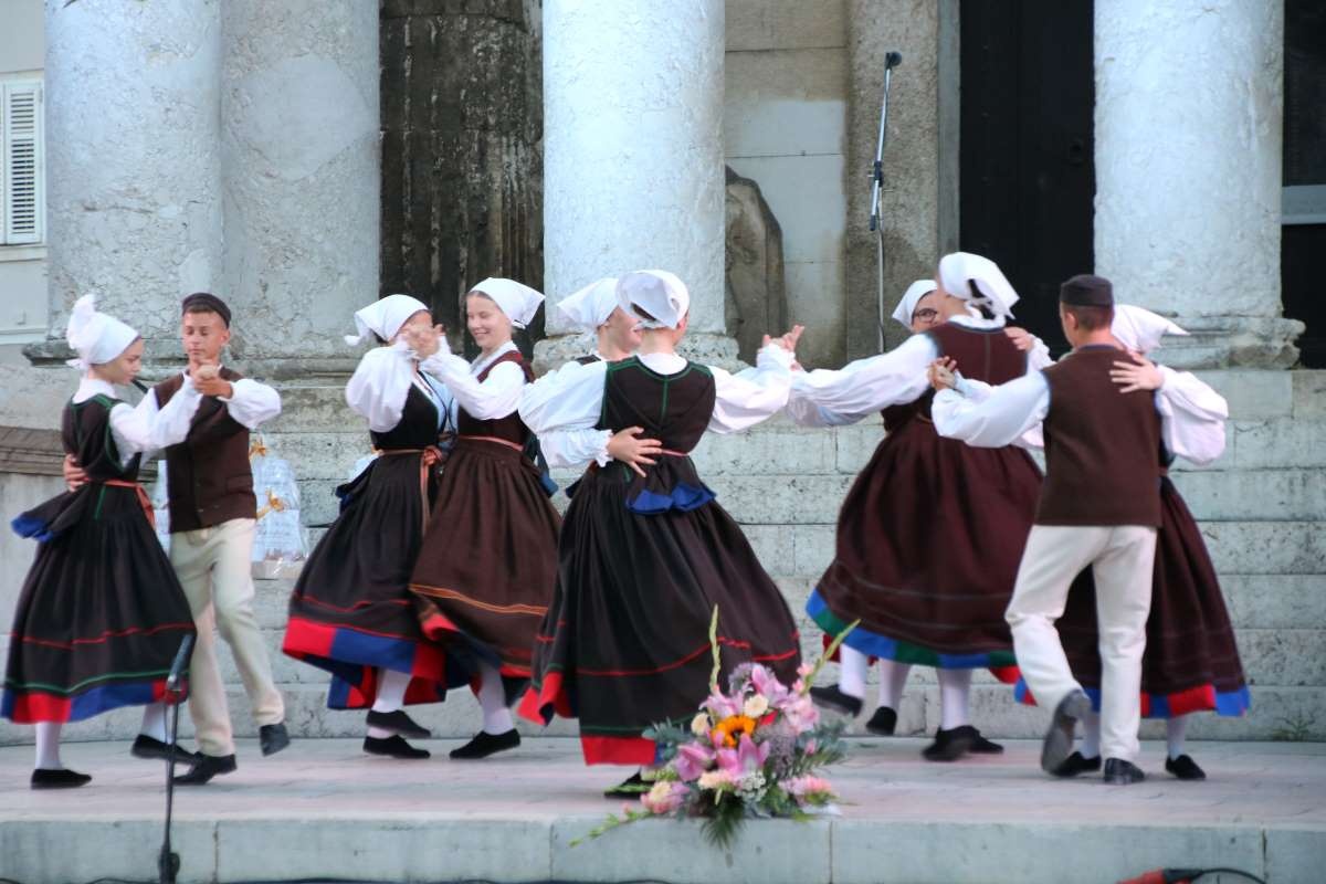 plesači KUD-a Uljanik
