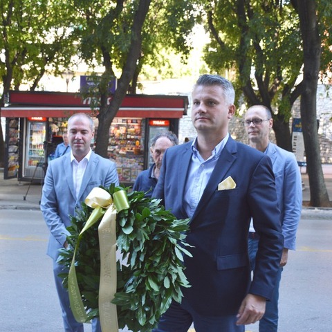 Dogradonačelnik Robert Cvek i Aleksandar Matić nose vijenac