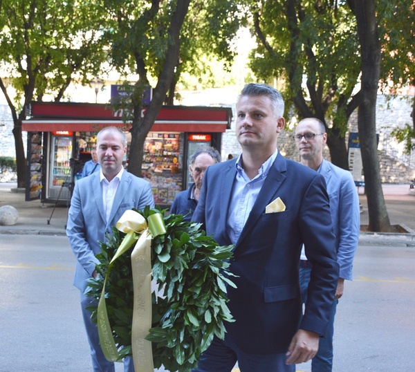 Dogradonačelnik Robert Cvek i Aleksandar Matić nose vijenac