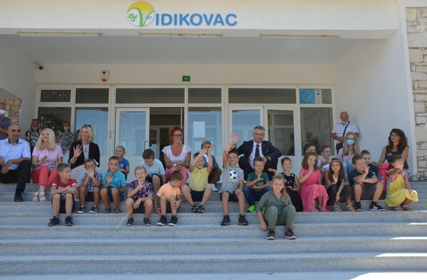 Gradonačelnik grada Pule - Pola Boris Miletić s djecom ispred OŠ Vidikovac