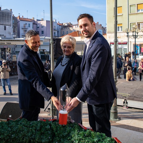 Upaljena treća adventska svijeća