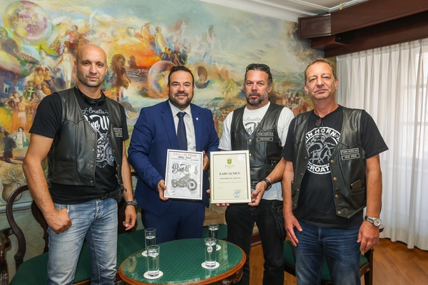 Članovi pulskog moto kluba Twin Horn MC na prijemu kod gradonačelnika Filipa Zoričića