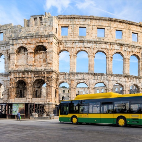 Ilustracija autobus Pulaprometa ispred Arene