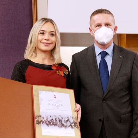 Zamjenica gradonačelnika Ivona Močenić preuzima plaketu