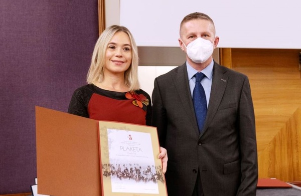 Zamjenica gradonačelnika Ivona Močenić preuzima plaketu