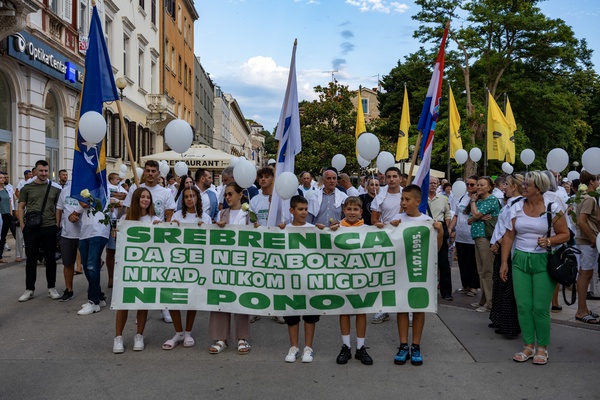 Mimohod sjećanja na žrtve genocida u Srebrenici