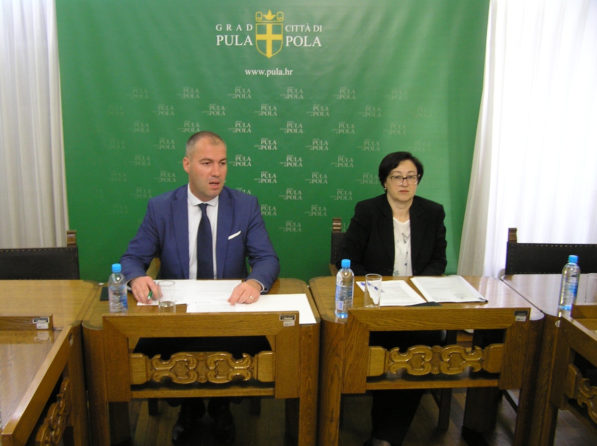 Zamjenik gradonačelnika Grada Pule Robert Cvek i pročelnica Upravnog odjela za financije i opću upravu Vesna Sajić
