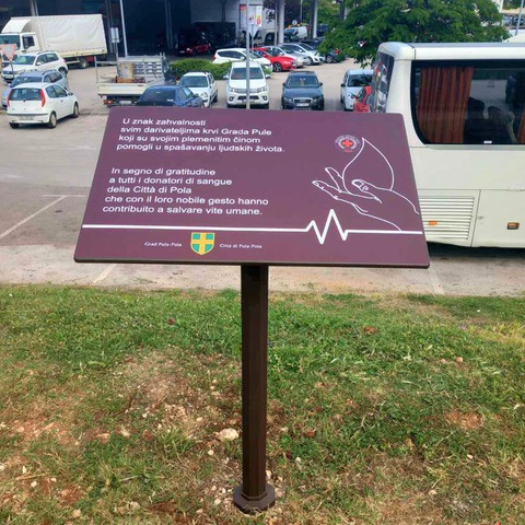 Ploča posvećena dobrovoljnim darivateljima krvi grada Pule