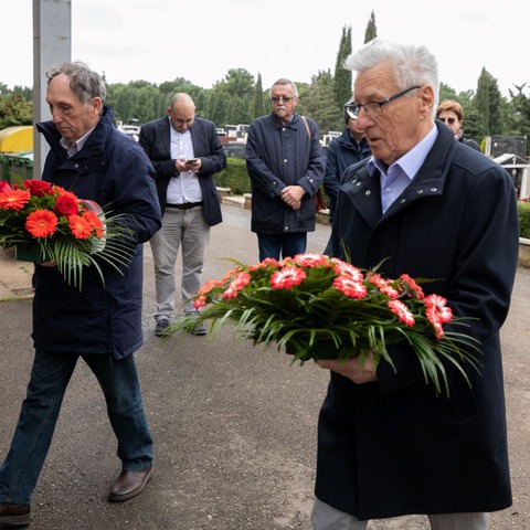 Polaganje cvijeća na spomen ploču palim borcima NOB-a