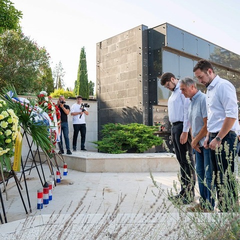 Polaganje vijenaca