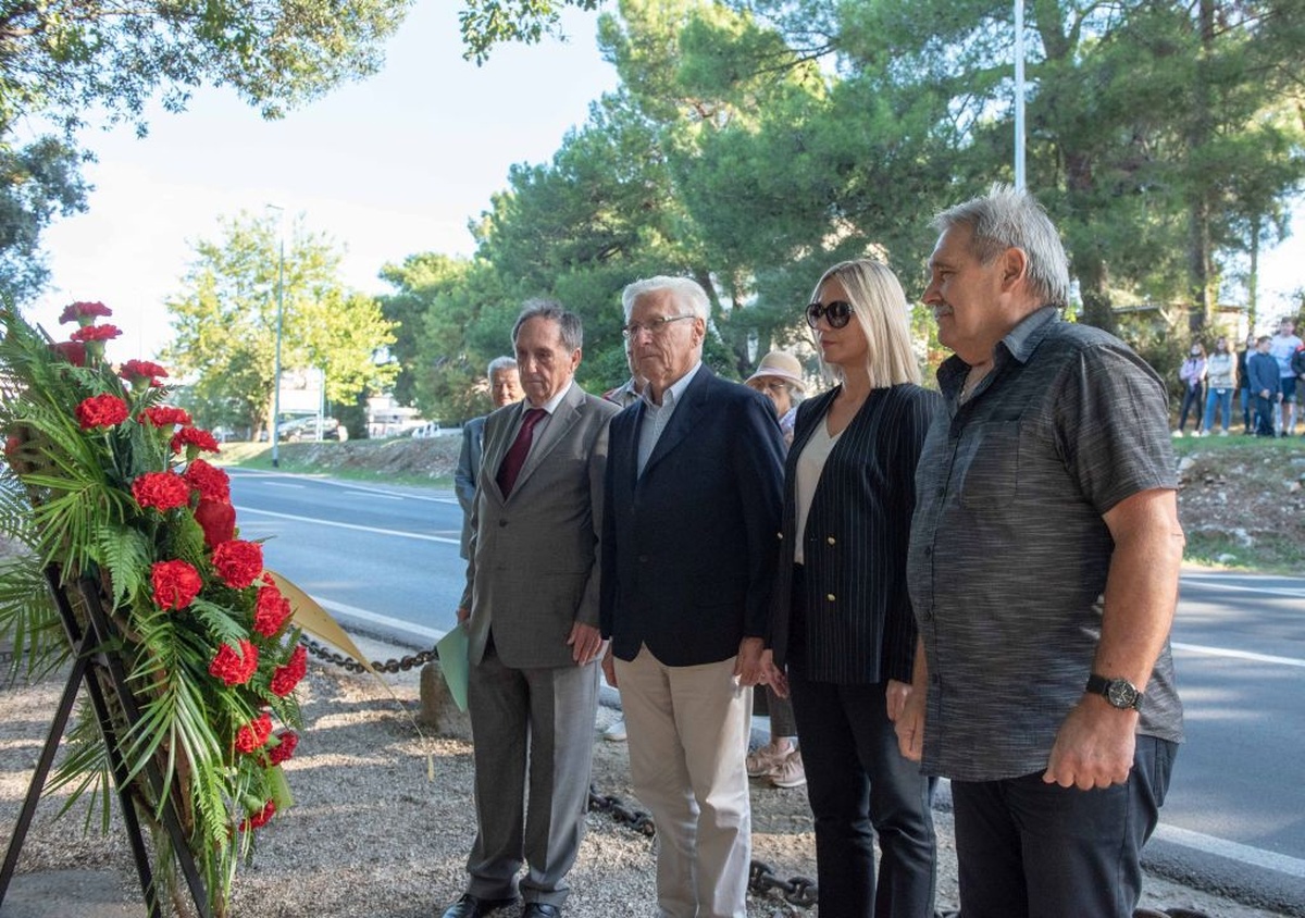 Položen vijenac na spomen obilježje na Velom Vrhu