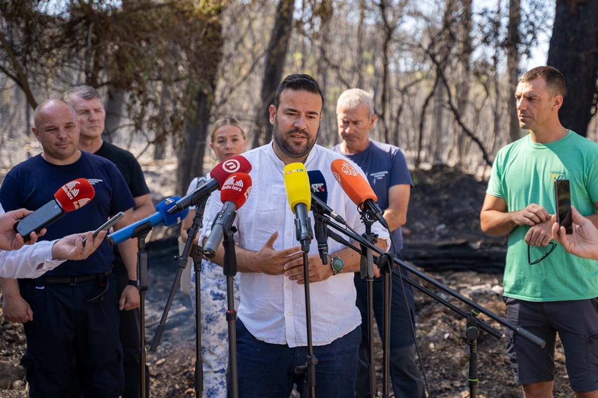 Press konferencija na požarištu
