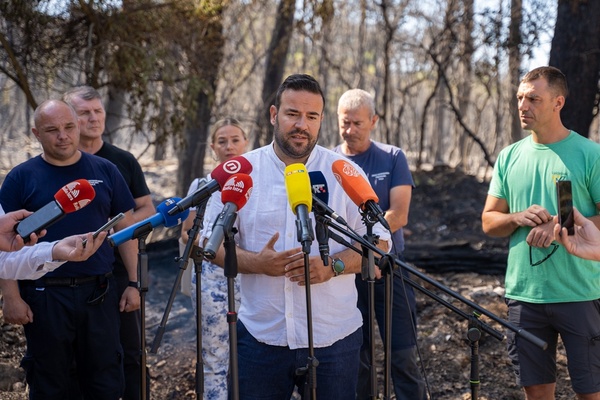 Press konferencija na požarištu