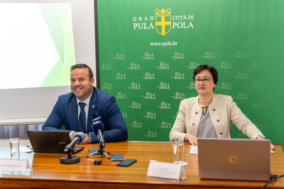 Komunalna palača - press