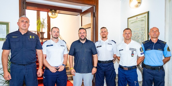 Prijem stranih policajaca, Sigurna turistička destinacija
