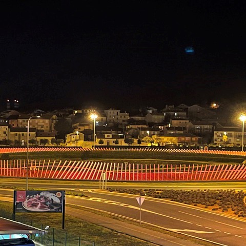 Pulski divovi i veliki rotor svijetlit će u crvenoj boji povodom 20. obljetnice "Kravate oko Arene"