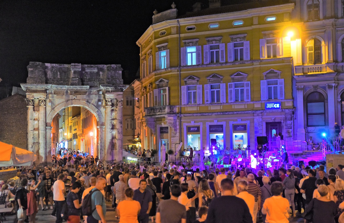 Tradicionalna Pulska noć uz bogat program privukla veliki broj posjetitelja