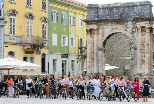 U Puli prvi put održana „Otmjena vožnja biciklom“