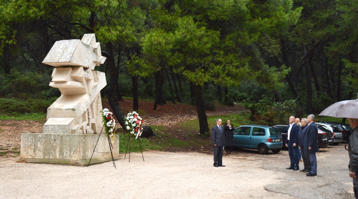 Polaganje vijenaca na spomenik Vladimiru Gortanu