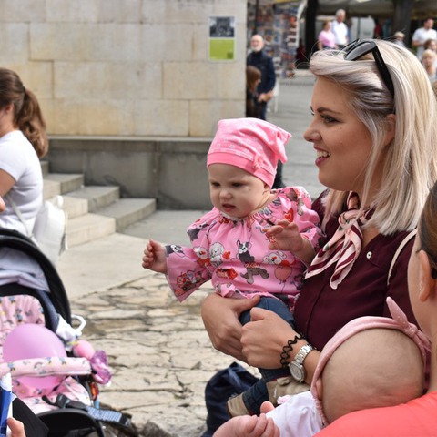 Mame i bebe_arhivska fotografija