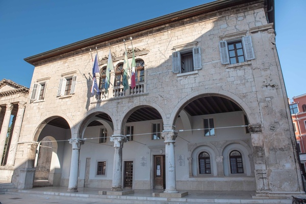 Komunalna palača