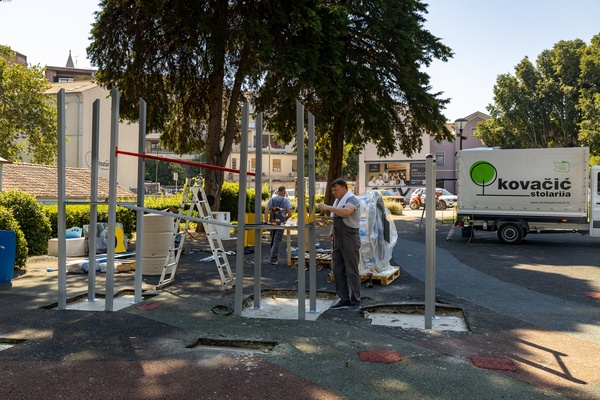 montaža novih igrala u Titovom parku