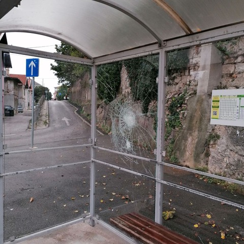 Razbijeno staklo na autobusnoj nadstrešnici u Jeretovoj ulici na Stoji
