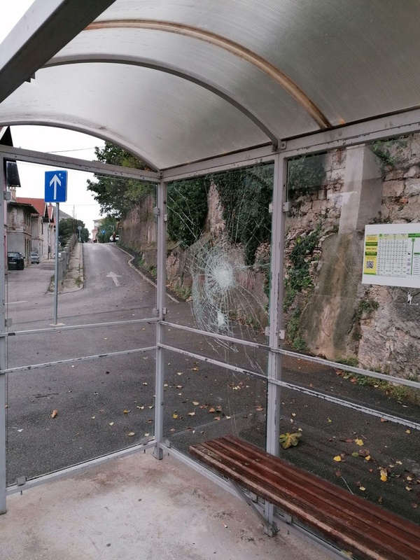 Razbijeno staklo na autobusnoj nadstrešnici u Jeretovoj ulici na Stoji