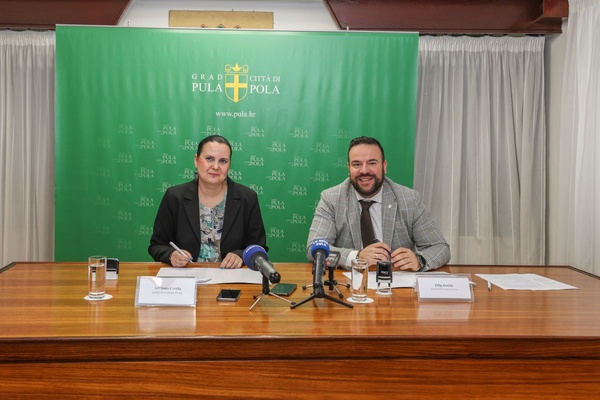 potpisivanje ugovora o donaciji s udrugom Pomak