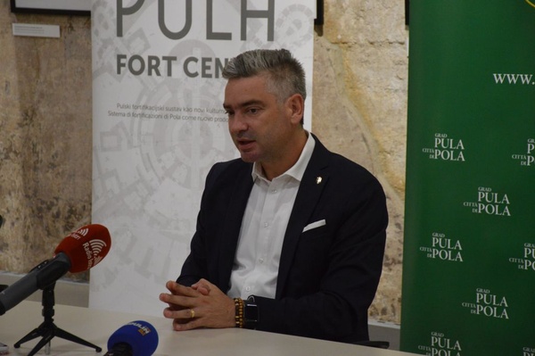 Gradonačelnik Boris Miletić na najavi početka radova na revitalizaciji infrastrukture i uređenju utvrde Kaštel