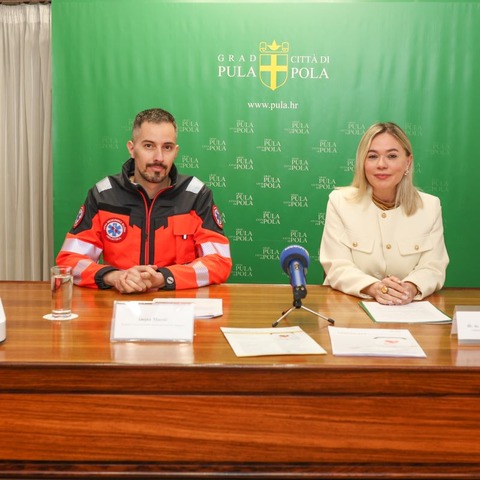 Defibrilatori na deset novih lokacija u Puli_tiskovna konferencija