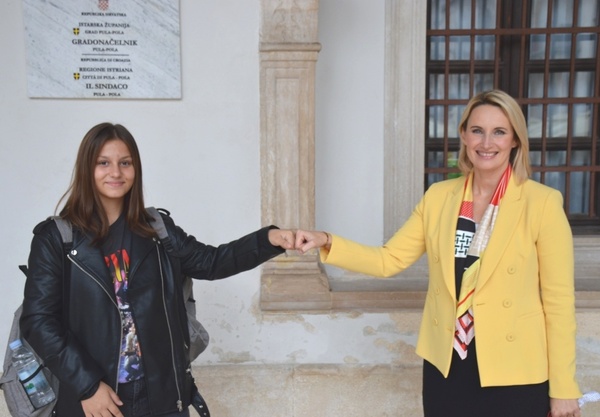 Zamjenica gradonačelnika Elena Puh Belci i Emina Hadžić, učenica OŠ Monte Zaro